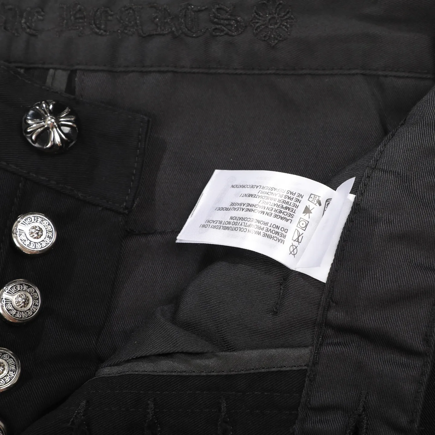 P270 Chrome Hearts CH casual black trousers cross-patched leather jeans. Original purchased and patterned to truly restore the ultimate texture of Vintage. Special Italian cowhide print and then cut. Customized sheepskin three-layer thick line leather. The whole is spliced in heavy water washing process. Craftsmen hand-splash ink. You can see the details. Three-dimensional cutting version. Loose and comfortable. Not flattering on the figure. Shows height and slimness. Factory Seiko. Original quality control. Same style for men and women. Can be matched with couples. Versatile recommendation. The must-have jeans for all seasons Color: black Size: 28/30/32/34 Waist: 73/78/83/88 Pants length: 102/104/106/108